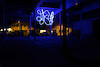 Hoël Duret, Lundi bleu, 2020 - sculpture lumineuse adaptée à la Halle des Fusillés de la ville de Gouesnou - dans le cadre de Territoires Extra #5, 2021 © photo : Margaux Germain © Hoël Duret / ADAGP, Paris, 2021