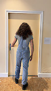 Nina Sanchez devant l'installation L'Inaccessible, 2026 - Passerelle Centre d'art contemporain, Brest